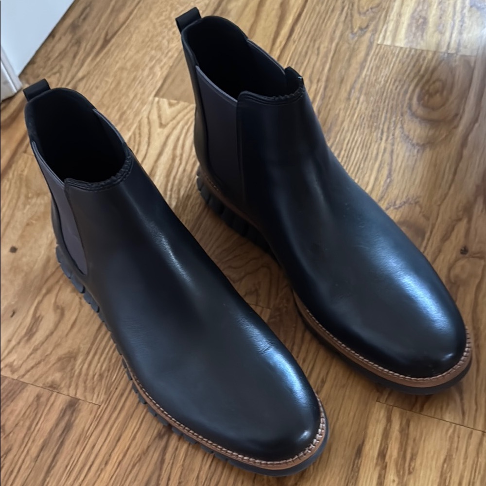 Black Chelsea Boots with Smooth Leather and Elastic Side Panels